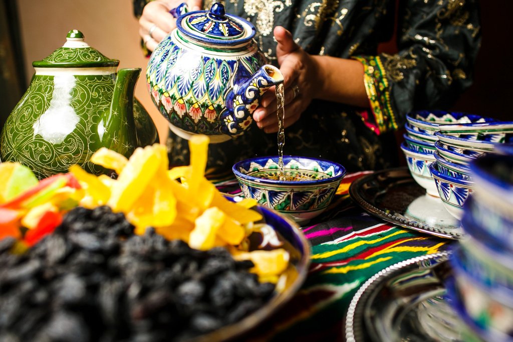 Узбекский ала. Узбекистане традиции Чайхана. Чайхана церемония Узбекистан. Чай в Узбекистане традиции Чайхана. Чай в Узбекистане традиции.
