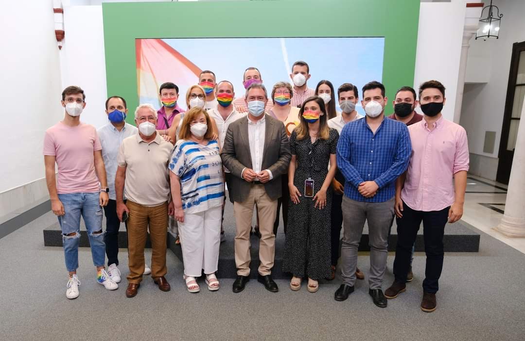Gracias al <a href="/psoedesevilla/">PSOE de Sevilla</a> y al <a href="/psoedeandalucia/">PSOE de Andalucía</a> por invitarnos a participar hoy en el izado de la bandera LGTBi ❤🧡💛💚💙💜

Lxs jóvenes socialistas sevillanxs estaremos siempre en la defensa de la libertad y en la lucha por la diversidad

#Orgullo2021