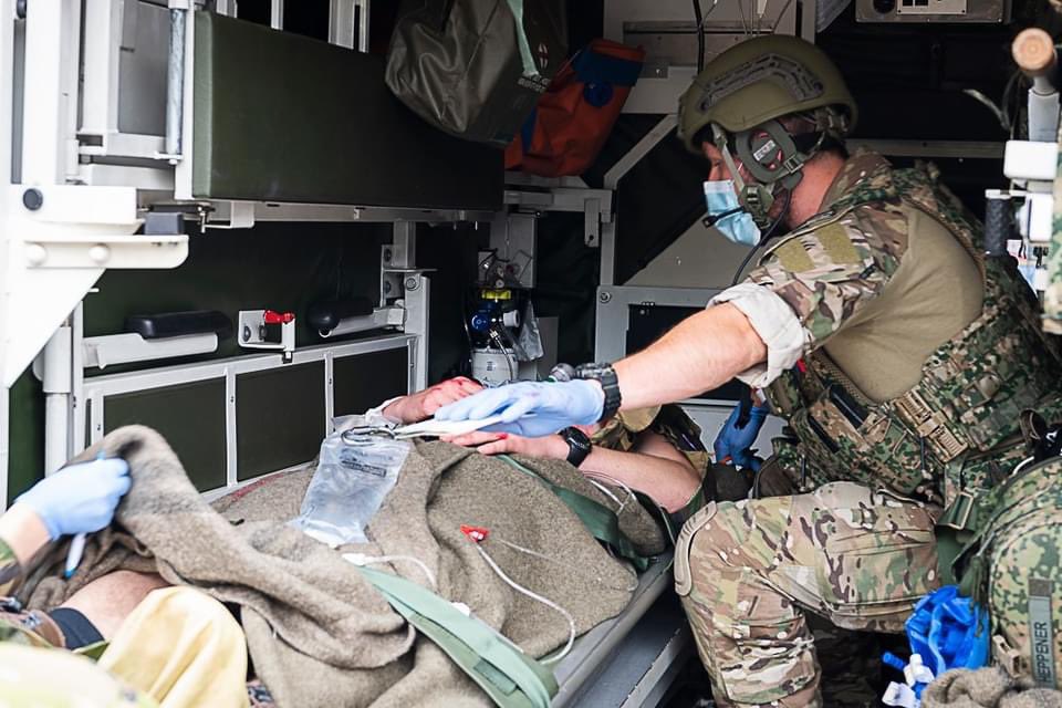 Militairen van 13 GNK kregen in Nationaal Trainingscentrum in Vught een pittig scenario voorgeschoteld. Maar de first responders hielden het hoofd koel en hadden de situatie al snel onder controle. Twee slachtoffers werden verder behandeld in de MTF (Medical Treatment Facility).