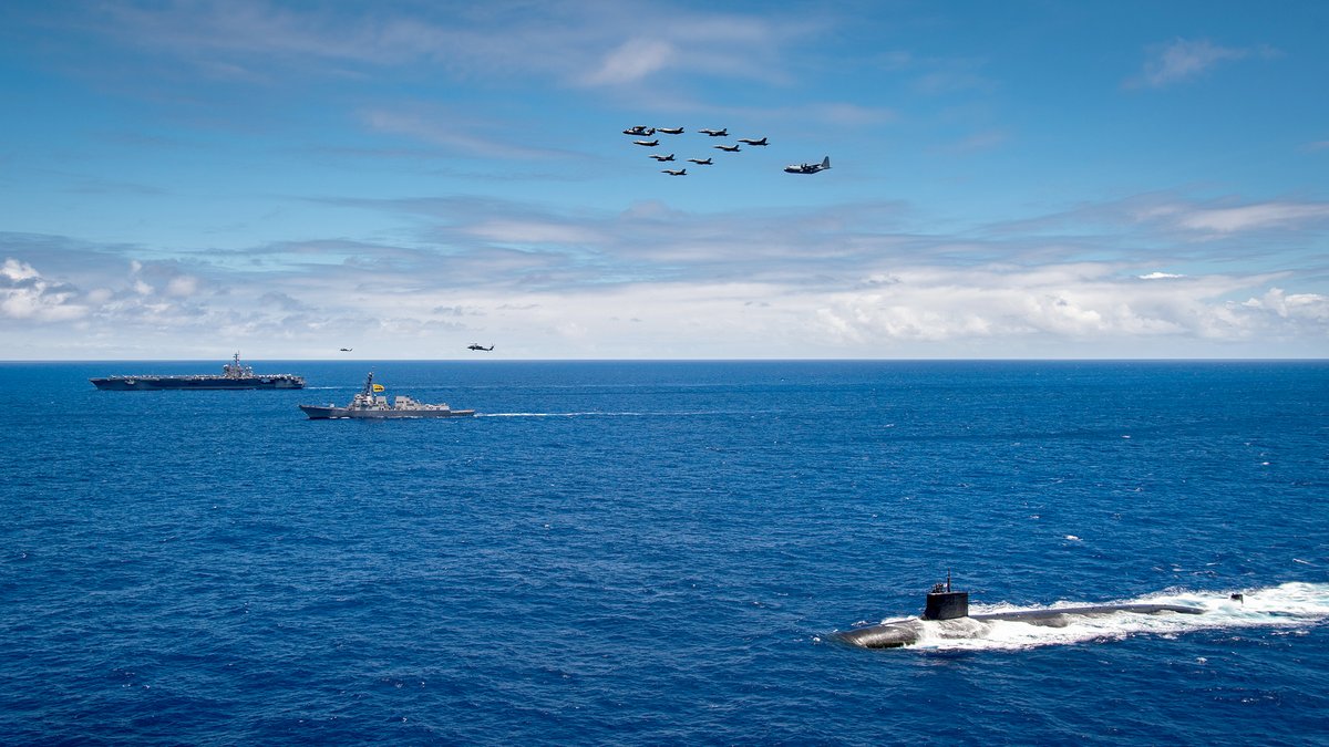 .@USNavy, @USMC, @USCG conduct joint operations off coast of Hawaii: go.usa.gov/x6vBN #AdvantageAtSea