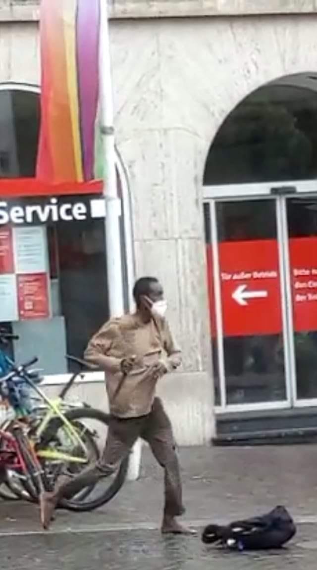 Das ist er, der Mehrfachmöder von #Würzburg. Und wieder einmal mussten mehrere Menschen ihr Leben lassen, weil ein psychisch Kranker frei sein Unwesen treiben darf!