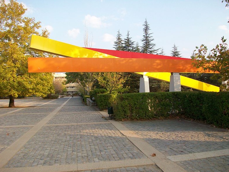 <a href="/Seda_Ozen/">Seda Özen Bilgili</a> Mimarlık fakültesinin hemen önünde yer alan ve hakkında çeşitli hikayeler anlatılan heykel, bir süre stüdyo derslerine de katılan ve kentsel ölçekte heykelleri ile tanınan Rolf Westphal tarafından işlik olanakları kullanılarak yapılmıştır. Sanatçının heykele verdiği ad "YOK" tur.