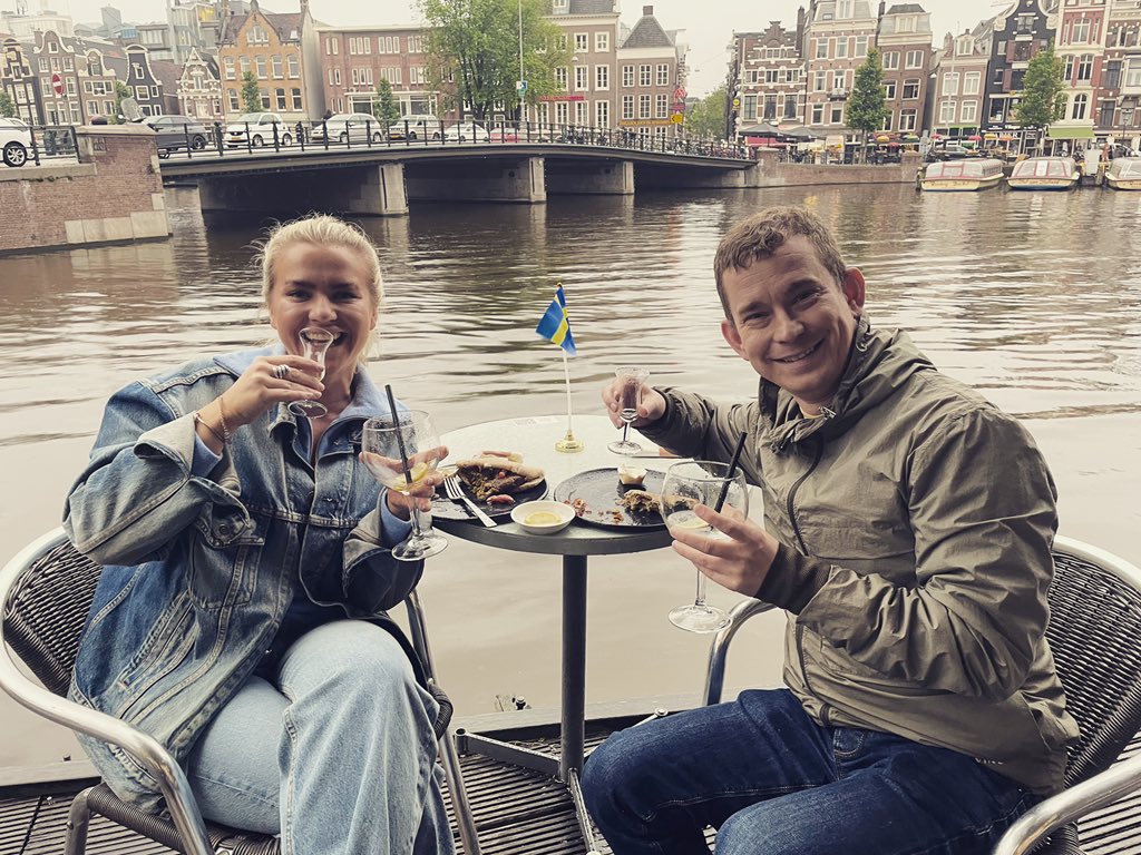 ErikNiva's tweet photo. Vi har varit i Rom, Köpenhamn, Sevilla, München, Sankt Petersburg och släpat oss till Amsterdam.
Vi har tagit 10 000 olika PCR-test. Vi har sett Sverige slå 4 passningar och ta 7 poäng.
Glad Midsommar därute, Sverige är i åttondelsfinal. Känner ni vibbarna? https://t.co/cUbu2cs8ES