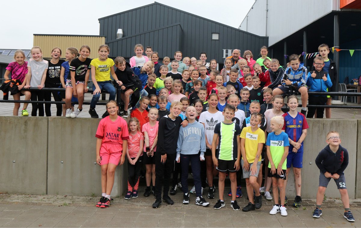 Het <a href="/Korfbalverbond/">KNKV</a> heeft juni uitgeroepen tot vrienden- en vriendinnenmaand.
Vanavond bij HKC twee druk bezochte trainingen o.l.v. <a href="/Siempie23/">Leon Simons</a> voor de kangoeroes tot en met de D. In totaal trainden meer dan 100 Kids mee. #meerdaneenclub #korfbal