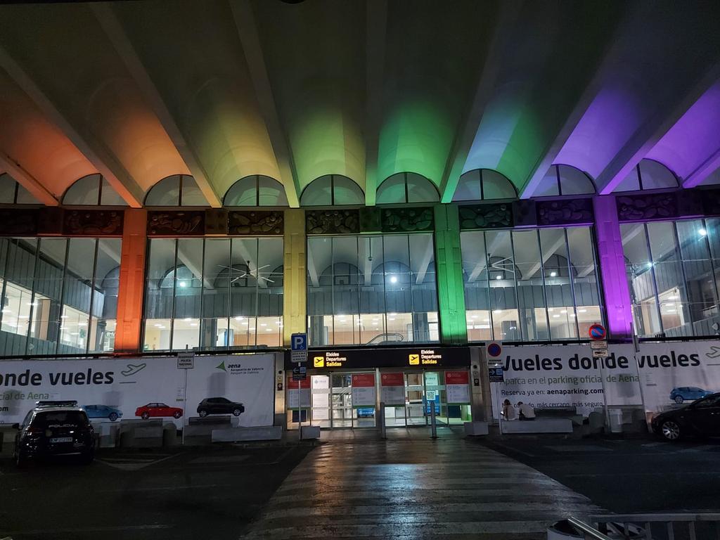 🛫 El #Aeropuerto de #Valencia ilumina sus instalaciones con los colores del arcoíris 🏳️‍🌈 para sumarse a la celebración del #Orgullo2021 . #OrgulloLGTBI