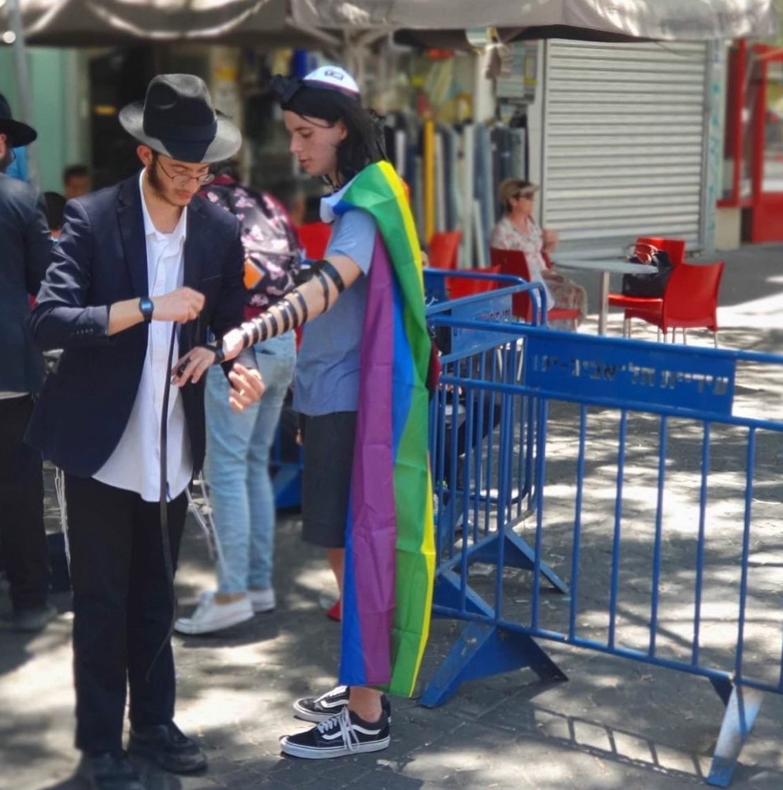 JewsOfNY's tweet photo. Over 100,000 people participated today in the #TelAviv #gay #pride march in #Israel. In this first pic a #chabad #chassid is helping the people who are on their way to the march lay tefillin.

#gayjew #gayjews #jewish #jew https://t.co/PvewMdarjD