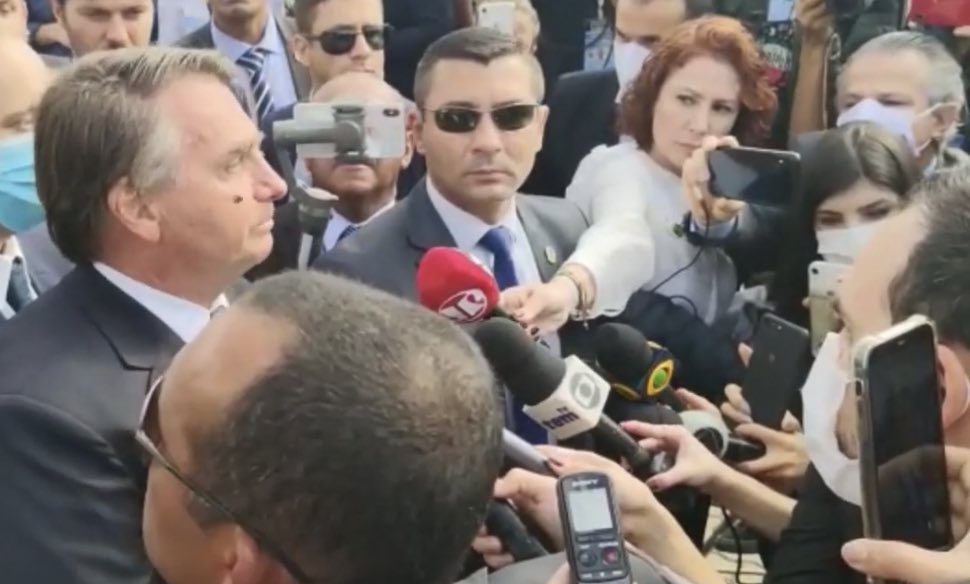 rafinhabastos's tweet image. Carla Zambelli, a bajuladora número 1 da presidência, segurando o microfone da Jovem Pan. Que país é esse, caraio! O que tá acontecendo?