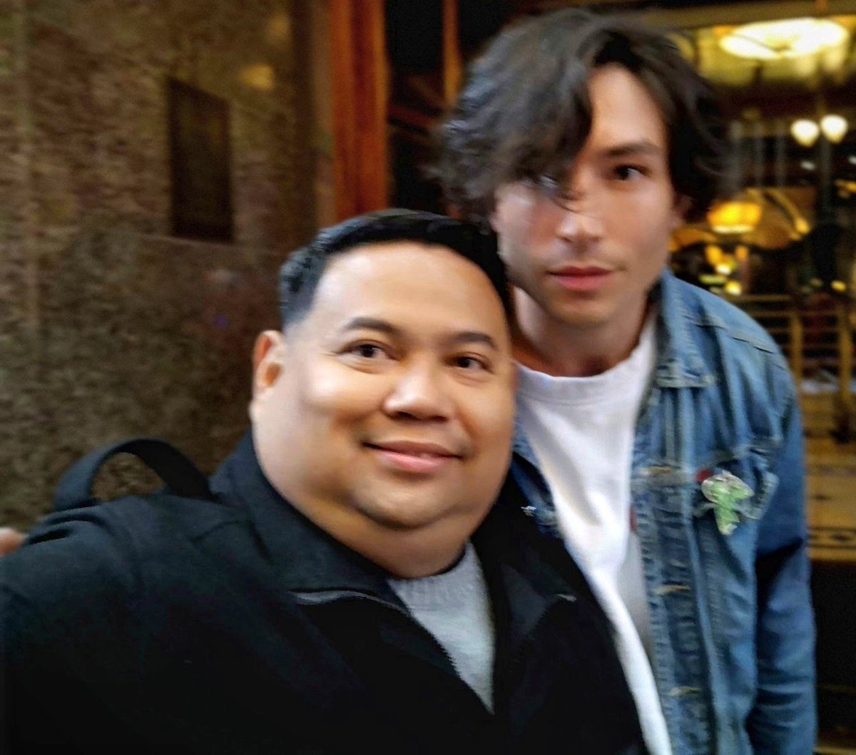 cdbaring's tweet photo. #EzraMiller #MichaelKeaton #London #TheFlash #Batman https://t.co/phElhyB2Qw