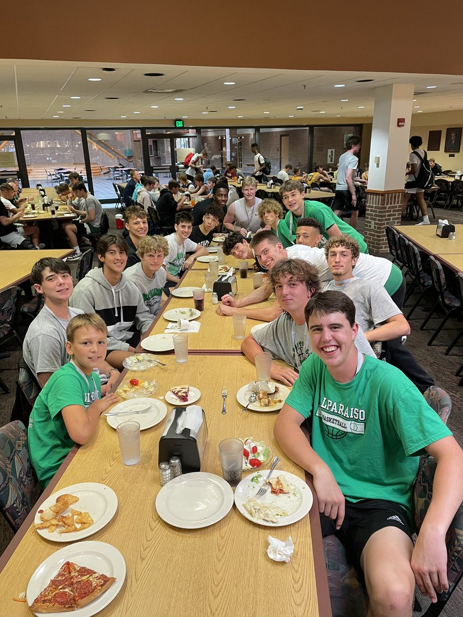 ConnorMcCall0's tweet photo. Valpo eating good tonight 🍽#SuperHoops #SuperHoopsTeamCamp #Iam3 #IWU @SuperHoopsCamp https://t.co/GGZLKb3RhA