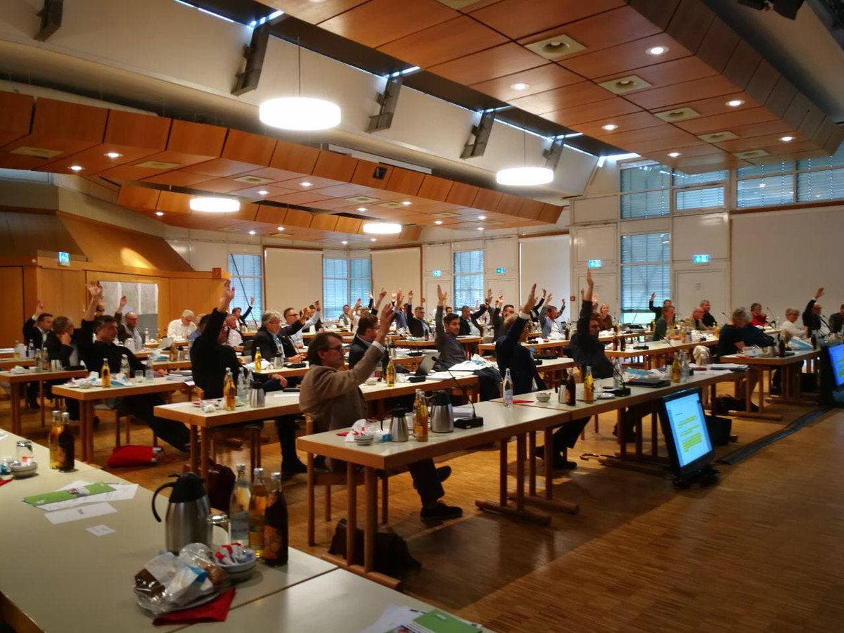 AltdorferWald's tweet photo. Einmal aufzeigen, wer für Klimazerstörung ist. Der Regionalplan wurde heute mit 37 zu 10 Stimmen beschlossen. Und damit auch die Zerstörung von 60 Hektar Wald, massive Flächenversiegelungen, Straßenausbau, alles mitten in der Klimakrise. Wir werden das nicht zulassen! #AltiBleibt https://t.co/t8xwu1Ztcd