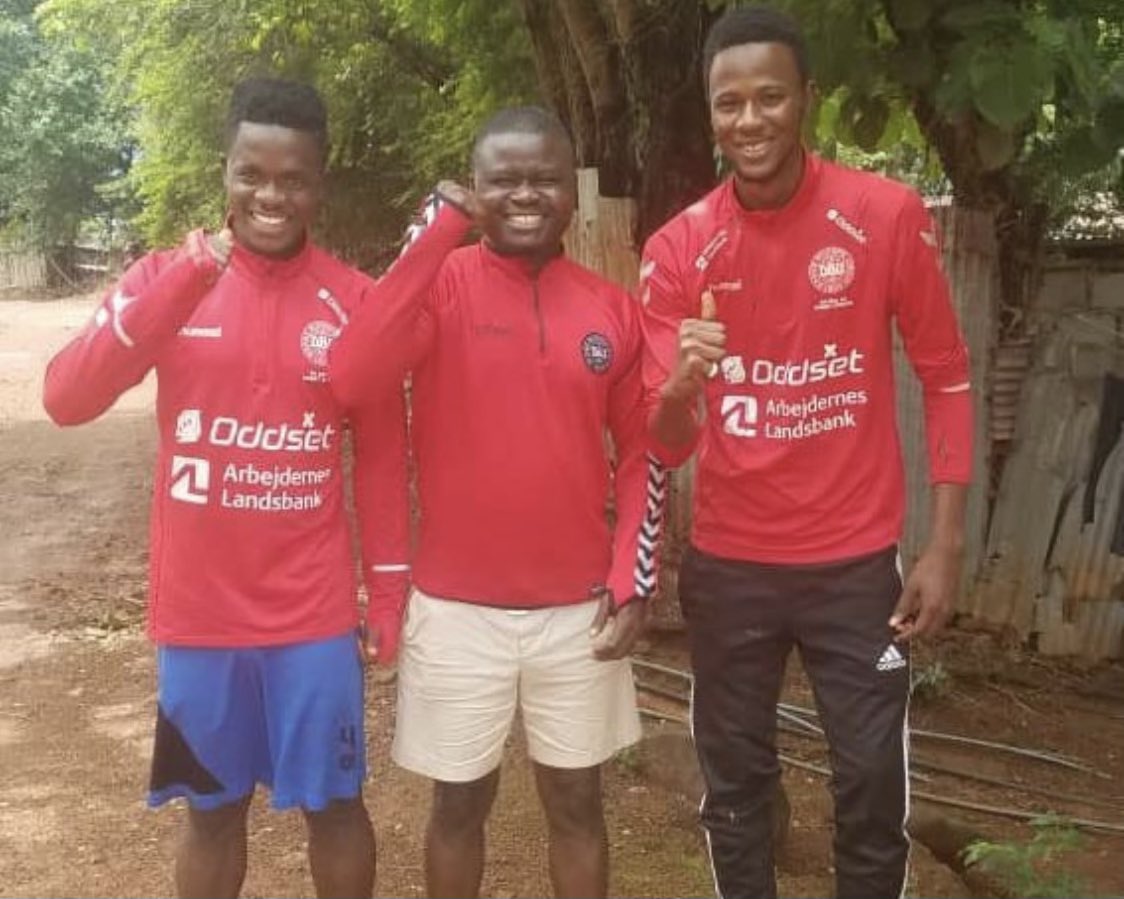 Hvis du er dum nok til at lytte til <a href="/Fodboldpodcast/">Fodboldministeriet</a> så er du måske også en af dem, der har hjulpet os med at hjælpe @fant - i så fald husker du nok vidunderlige Mahmoud og hans “Taks Laks”? Vi har lige fået en hilsen fra ham (i midten). Og han er vidst klar til i morgen🇸🇱♥️🇩🇰💪⚽️