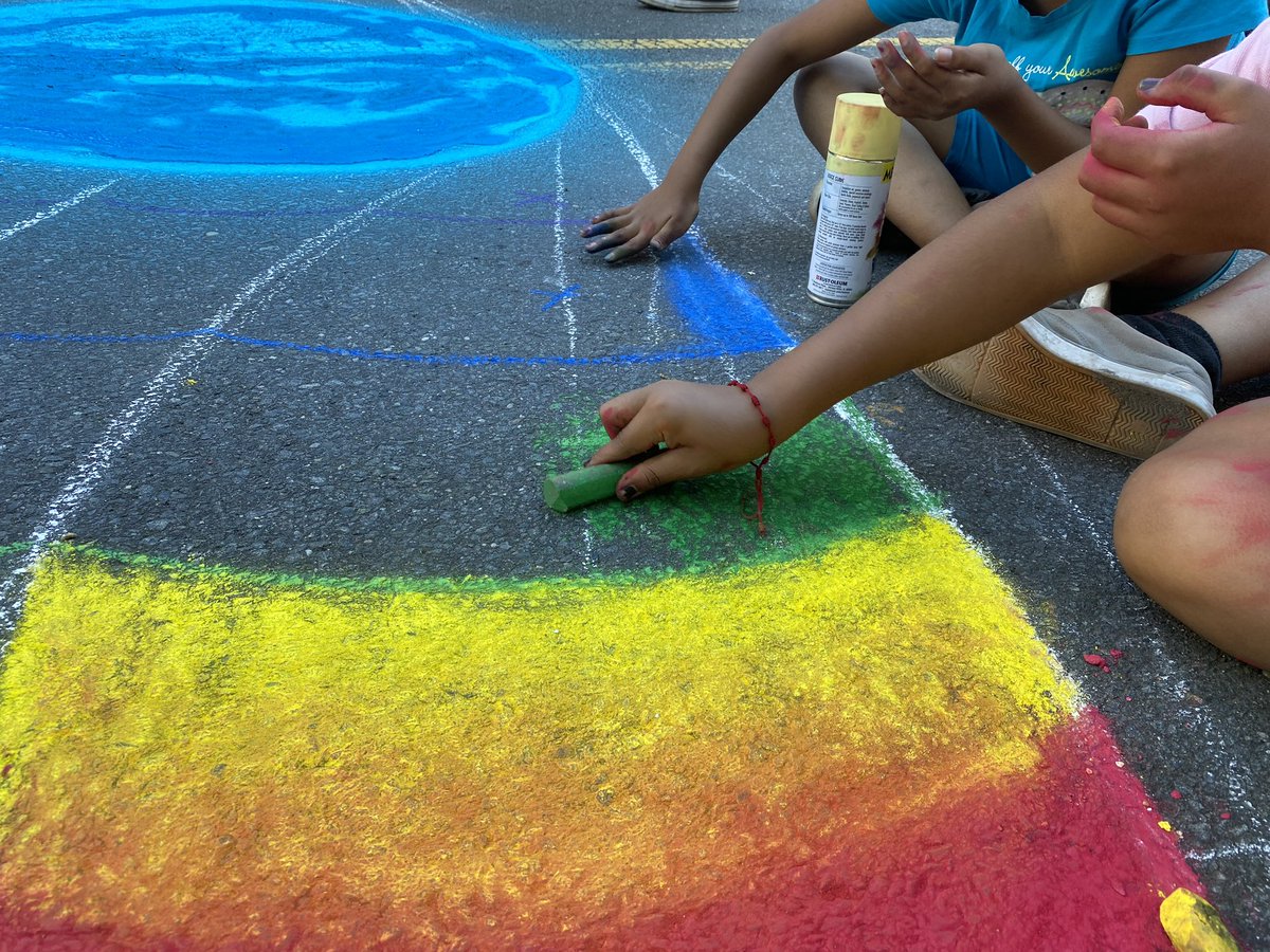 Darla_Diaz6's tweet photo. Our NBPS students created a beautiful PRIDE mural in downtown New Brunswick. Go check it out!! Excellent work 🎨 @NbmsArts @nbpschools https://t.co/UDBdweiAsa