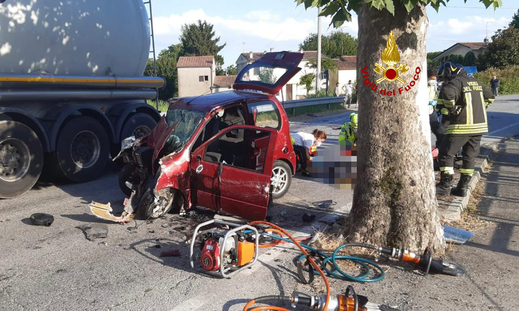 vvfveneto's tweet photo. #25giugno 18:40 #Ponso(PD) #incidente tra un camion un’auto e una minicar. #Vigilidelfuoco estraggono la conducente rimasta incastrata, presa in cura dal @SUEM_Veneto. La donna successivamente deceduta durante il trasporto in ospedale #soccorsiquotidiani https://t.co/gFDFZ7dvbh