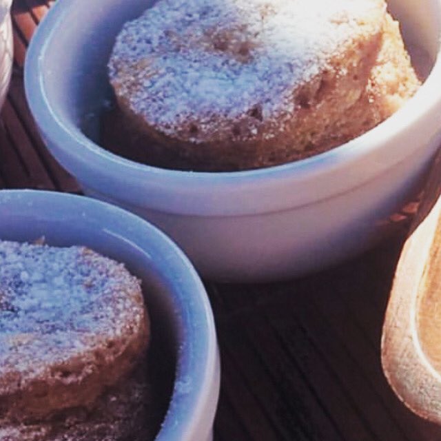 ¿Quieres saber cómo pasar de unos plátanos ennegrecidos a estous “mug cakes” sin azúcar y súper rápidos de hacer? ⬇️ dentro hilo ⬇️