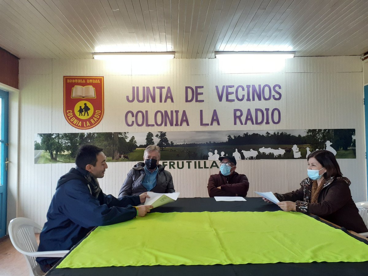🚰Hoy junto al Alcalde de #Frutillar Claus Lindemann, estuvimos reunidos junto al Presidente de la JJVV y APR del sector #ColoniaLaRadio para hacer la entrega oficial de la resolución que aprueba el proyecto financiado por #Subdere de la relocalización de la matriz d Agua Potable