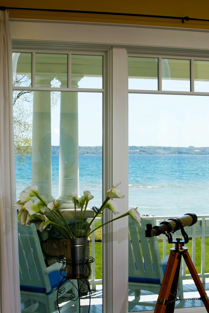 lakehomesagent's tweet photo. Most #lakehomes share fundamental design elements! In this article, Marta Mitchell, ASID, @MartaMinteriors president, shares her insights on #lakehomedesign principles that all lake homeowners should know. ๐https://t.co/CS59olaIeV
๐ธ@DesRosiersArchitects
#interiordesign https://t.co/EwBL6mVK6q