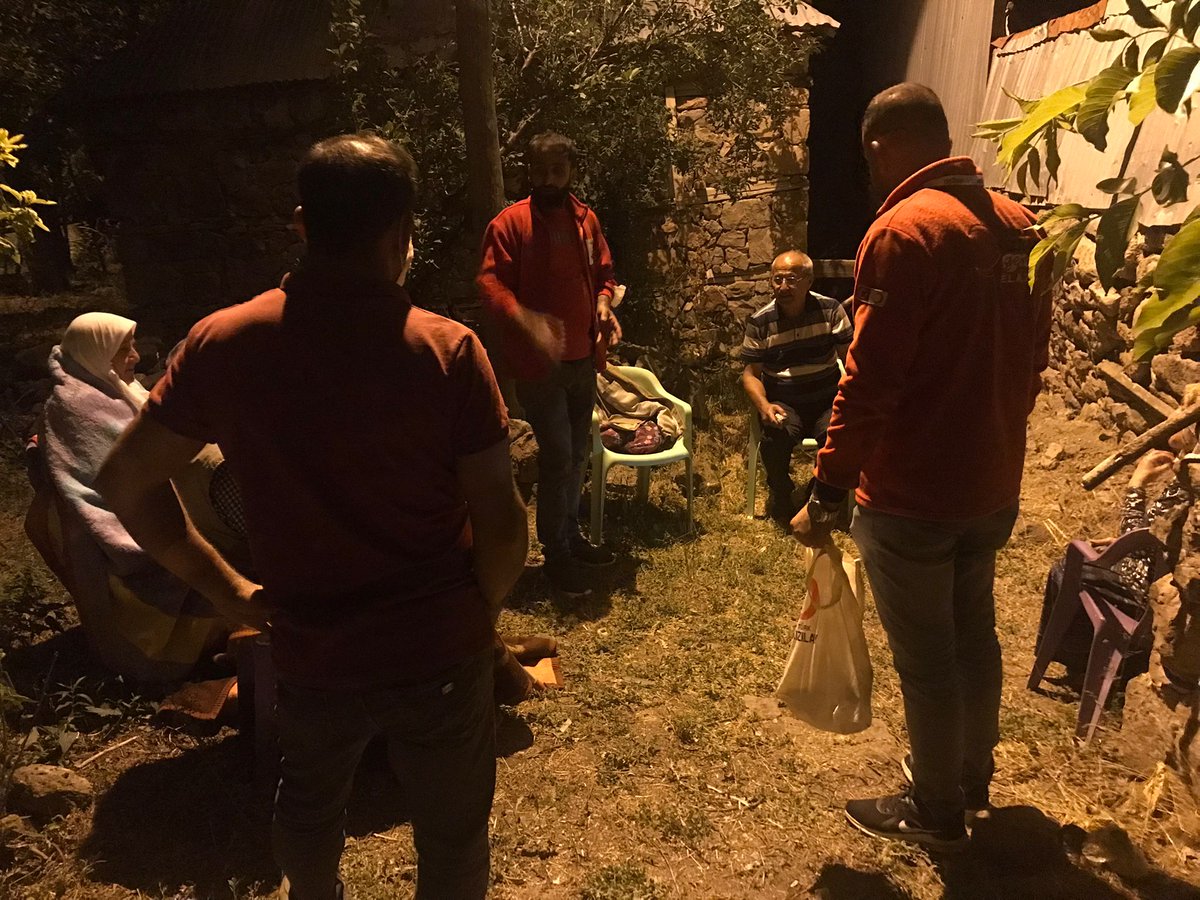 Türk Kızılay Kovancılar Temsilciliği olarak Merkez Üstü Karakoçan Kuşbayırı köyüne ulaştık ve  Depremzedelerimize Battaniye ve temel gıda ihtiyaçlarını ulaştırdık.<a href="/drkerem_en/">Kerem KINIK</a> <a href="/naciyorulmaz/">Dr. Ümit Naci Yorulmaz</a> @RahmanKizlkaya <a href="/dr_ialtan/">Dr. İbrahim ALTAN</a>