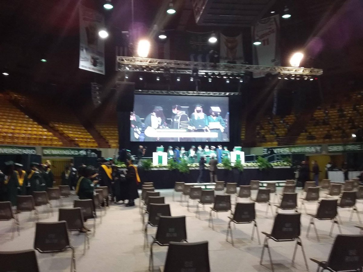 uprm's tweet photo. Los ahora graduados están recibiendo sus portadiplomas y sus nombres son mencionados. #GradRUM21 #GradRUM108 #GradRUM2021 https://t.co/8oQkffRNJ3