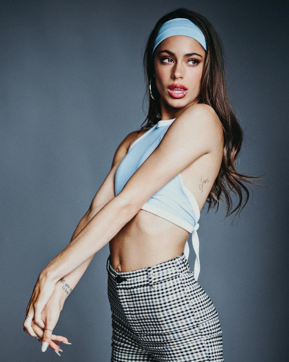 she's so pretty i can't handle