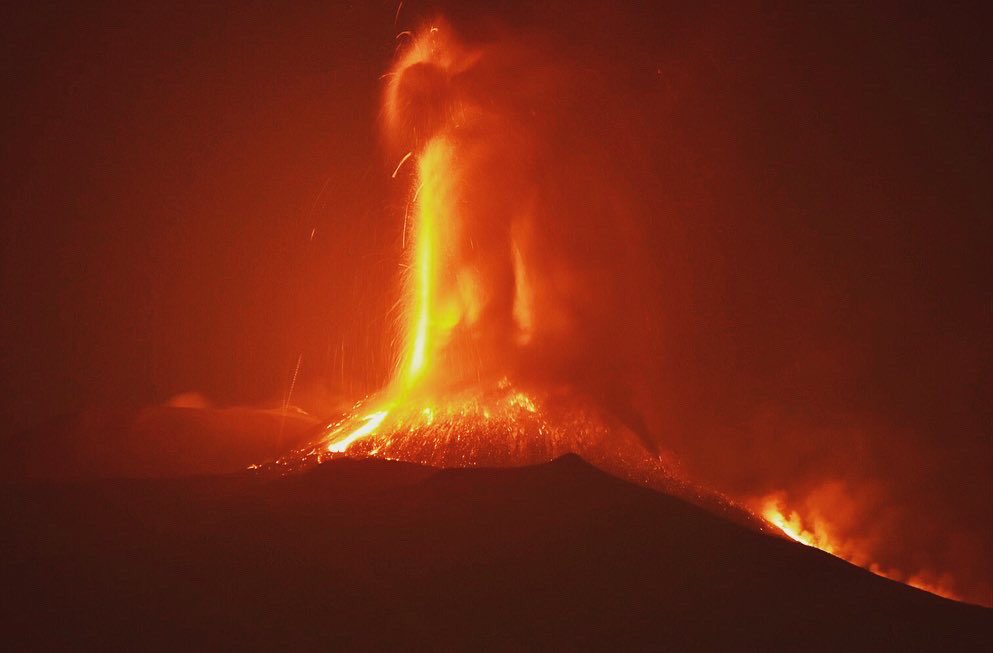 Bromotengger's tweet photo. El paroxismo de anoche en el cráter sudeste del #Etna fue sencillamente abrumador...Nunca había visto fuentes de lava de tal tamaño (900 m de altura) elevándose sobre el gigante siciliano ni sobre cualquier otro volcán...Los que me conocéis podréis imaginar la emoción vivida... https://t.co/mqHLszaCd2