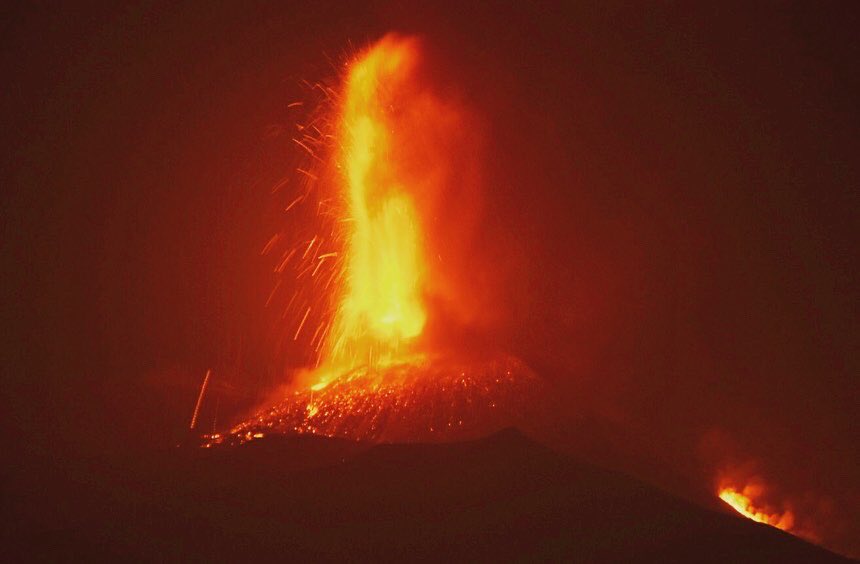 Bromotengger's tweet photo. El paroxismo de anoche en el cráter sudeste del #Etna fue sencillamente abrumador...Nunca había visto fuentes de lava de tal tamaño (900 m de altura) elevándose sobre el gigante siciliano ni sobre cualquier otro volcán...Los que me conocéis podréis imaginar la emoción vivida... https://t.co/mqHLszaCd2