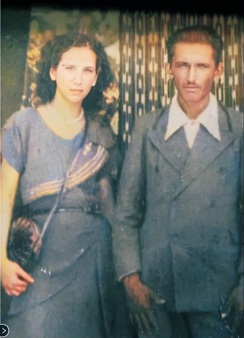 Mis abuelos paternos eran dos jóvenes  y nobles maestros de un pequeño pueblo. Mis abuelos maternos eran Bonnie &amp; Clyde. No me cabe duda.