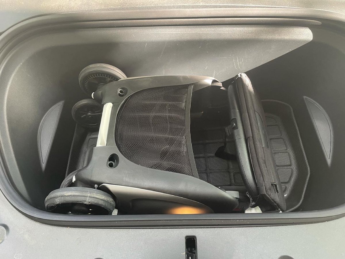HyenaWoods's tweet photo. Now THATS a travel stroller!
Fits perfectly in the frunk 🔥
#bugabooant #tesla #modely https://t.co/RPSvdD3oc1