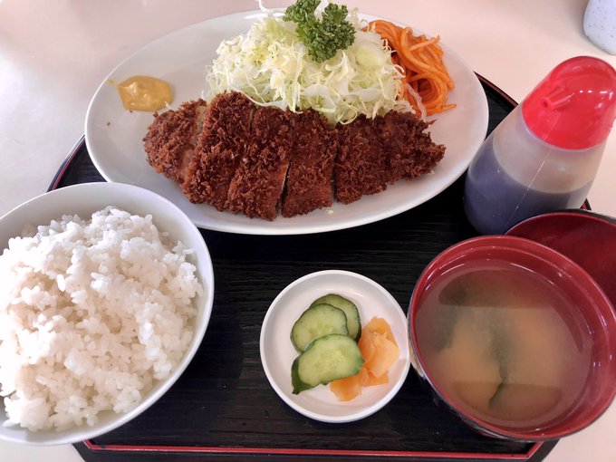 今日のお昼は職場抜け出して近所の食堂でトンカツ定食ブヒ(๑•🐽•๑)ブヒ 