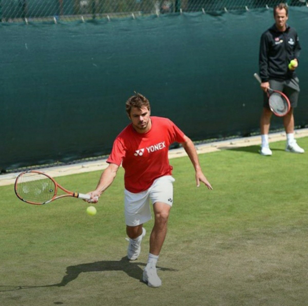chda7777's tweet photo. Wonderful gallery memory, Stan practicing at #Wimbledon under the watchful eyes of Magnus 👌🌱🎾
#MissingTheseTwo #BestTeamEver #NiceMemory #StanTheMan #Wawrinka #Norman #BestCoachEver https://t.co/W2IoQmdwwo