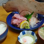 思ったよりもワイルド？シュモクザメの刺身定食!