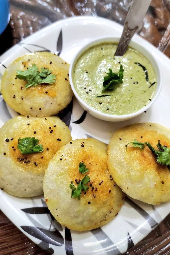 Roobal_25's tweet image. नाश्ता कर लो फ़्रेन्ड्स.. #idli #coconutchutney #foodie