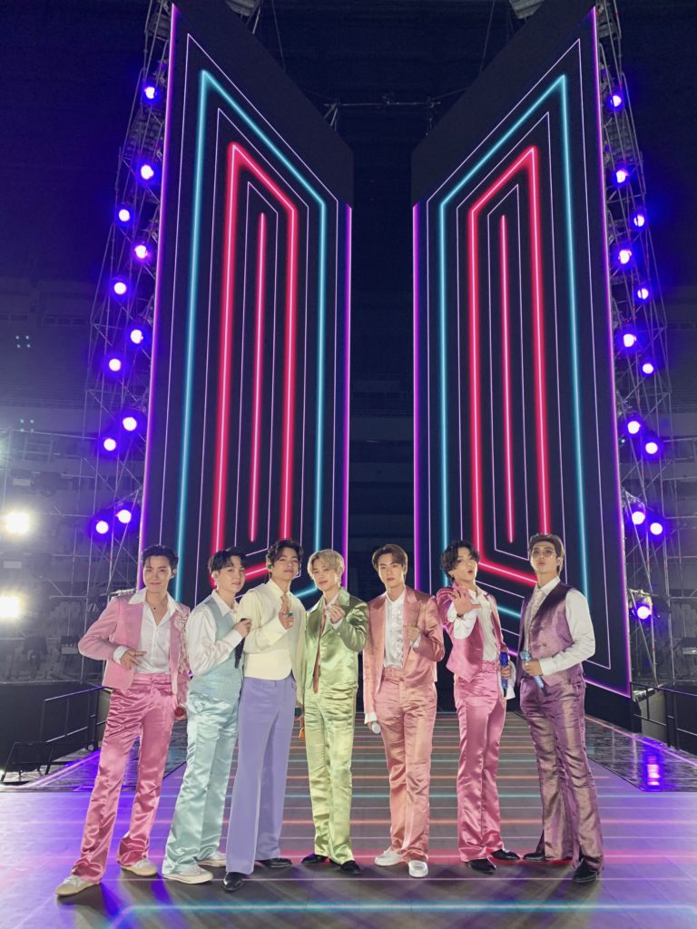 Amiii_30's tweet photo. Tan solo aprecien la hermosa escenografía 💜✨
El staff está detrás de toda está magia💜✨
#ThankYouBtsStaff
#WeLoveYoubts
 #bestStaff https://t.co/lsoqSJovND