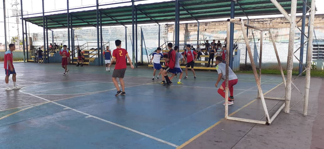 Jhoncorona_ve's tweet photo. #25Jun | ¡Nuestro trabajo no se detiene!
Estuvimos en el sector #Fundemos con equipos de fútbol sala que hacen vida en esta comunidad realizando un torneo de fútbol.
El deporte es fundamental para la Juventud, todos somos necesarios para levantar nuestro país.
#SiHayFuturo https://t.co/fe8bp33z3y