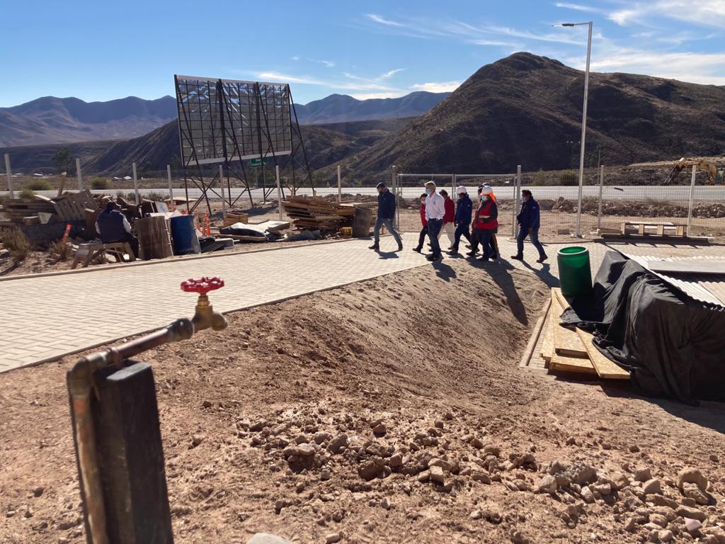 ¡INNOVADOR Y SUSTENTABLE! ☀️

📍 Durante su visita a la Región de #Arica, la  subsecretaria Troncoso se trasladó hasta Zapahuira en #Putre, para verificar los avances de un innovador proyecto que brindará agua potable de calidad a viven y viajan diariamente a esta localidad.💧