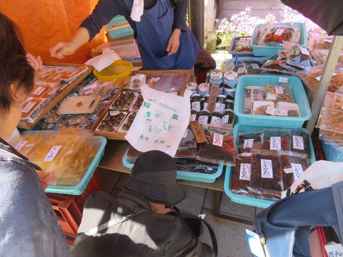 QlipJapan's tweet photo. #Wajima morning market has more than 1,000 years of history and one of the largest markets in Japan.
You can buy #Noto's specialties while chatting with local fishermen and farmers. It's worth going just for this!
https://t.co/1KWroDo0MV
#trip #travel #japan #Ishikawa https://t.co/TIZ0MHF4W0