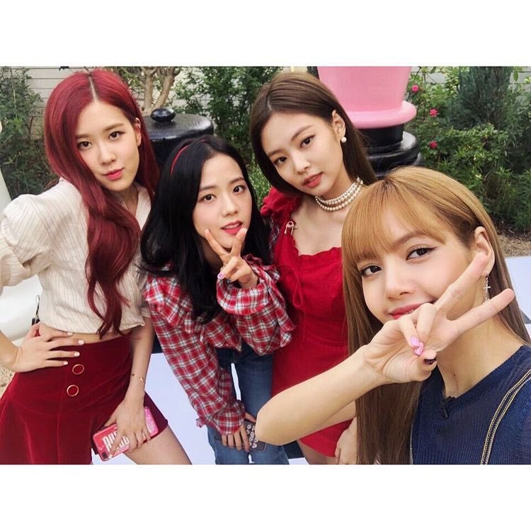 DVR3DEVILSTWT's tweet photo. Nos despertamos y nos pusimos bien guapas para estar presentes en el comeback de @THEPINKRIES además de celebrar los #3YEARSW𝐏𝐈𝐍𝐊𝐑𝐈𝐄𝐒 junto con #FAIRIES𝐋𝐀𝐒𝐓LOVE. Muchas felicidades, hermosas 💖

Pd; amamos nuestro póster firmado 🥺 https://t.co/gksD8we9bn