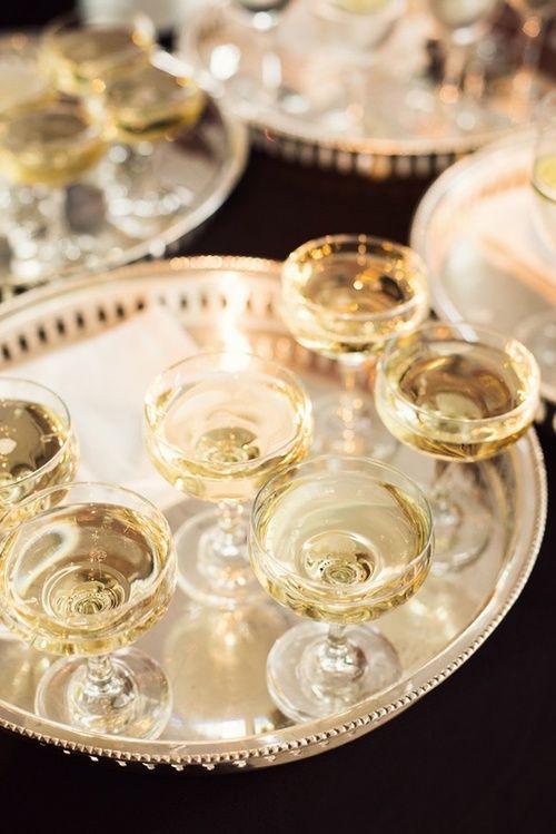 rugettaV777's tweet photo. 🎭Bᴀᴊᴏ ʟᴀ ᴍᴀ́sᴄᴀʀᴀ🎭

En la casa de los de LUque no era nada raro ver fiestas cotidianas, cumpleaños, caridades, festividades, etc. El problema es que tras de eso había una larga lista de solteras que los padres querían que se quedarán con su primogénito. https://t.co/1iiAAkDb1X