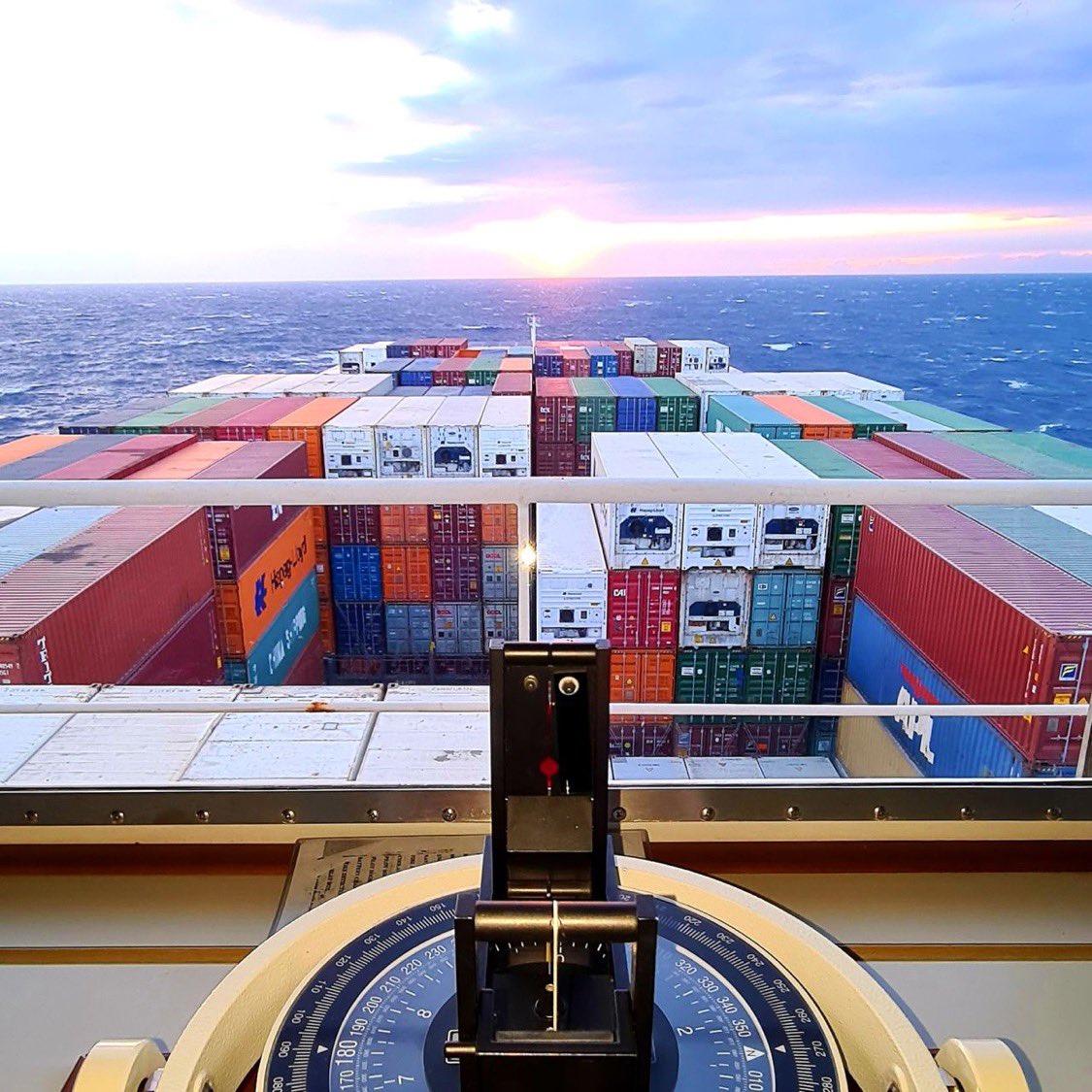 IvanStudio's tweet image. El comercio marítimo internacional y el mundo cuentan con un gran aliado: la gente de mar.
Felicidades a quienes hacen posible y fortalecen el #podermarítimo de México y la cadena de suministro, a bordo o brindando soporte en tierra.
#DíaMundialDeLaGenteDelMar #Logística