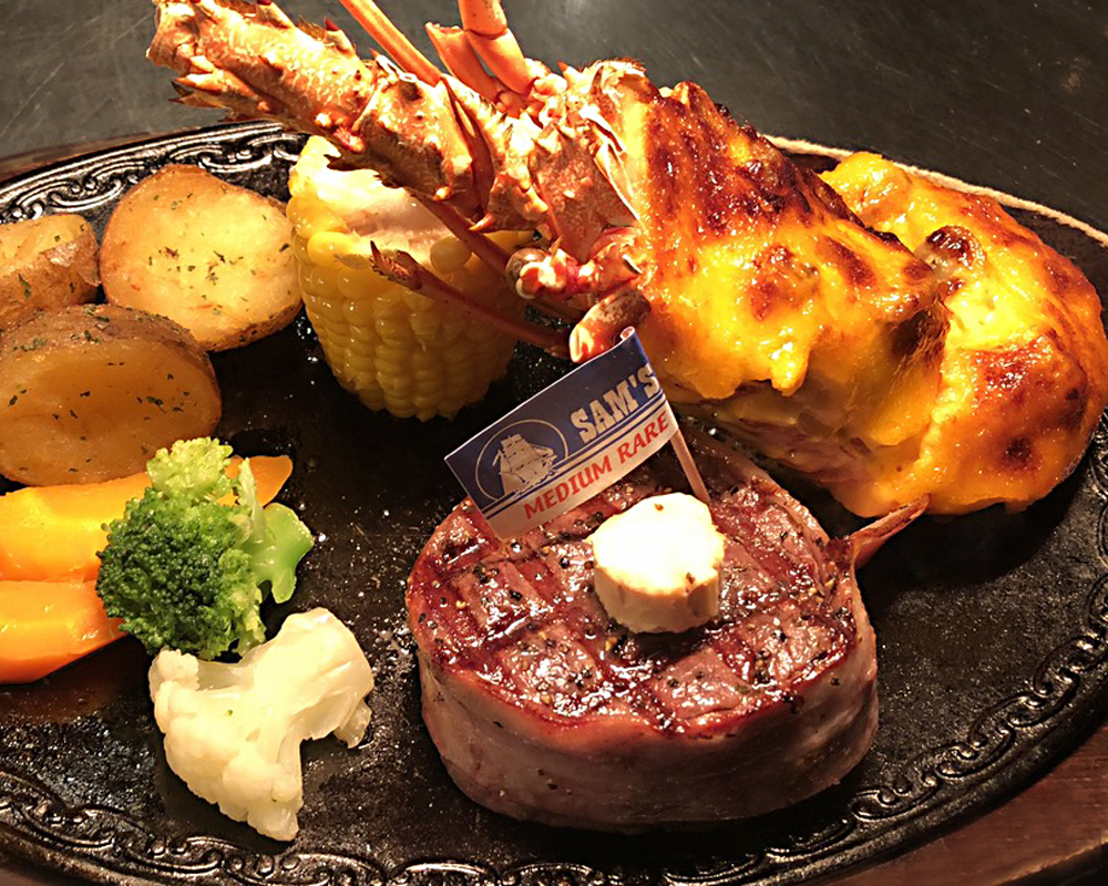 サムズレストラン ステーキ シーフード 人気 伊勢エビうに焼き ステーキ 濃厚なうにソースたっぷり 伊勢エビにからめて焼き上げます 上質な柔らかなステーキとの豪華な組合せです サムズバイザシー ランチ 11 30 15 00 ディナー 16 00 00 Lo1