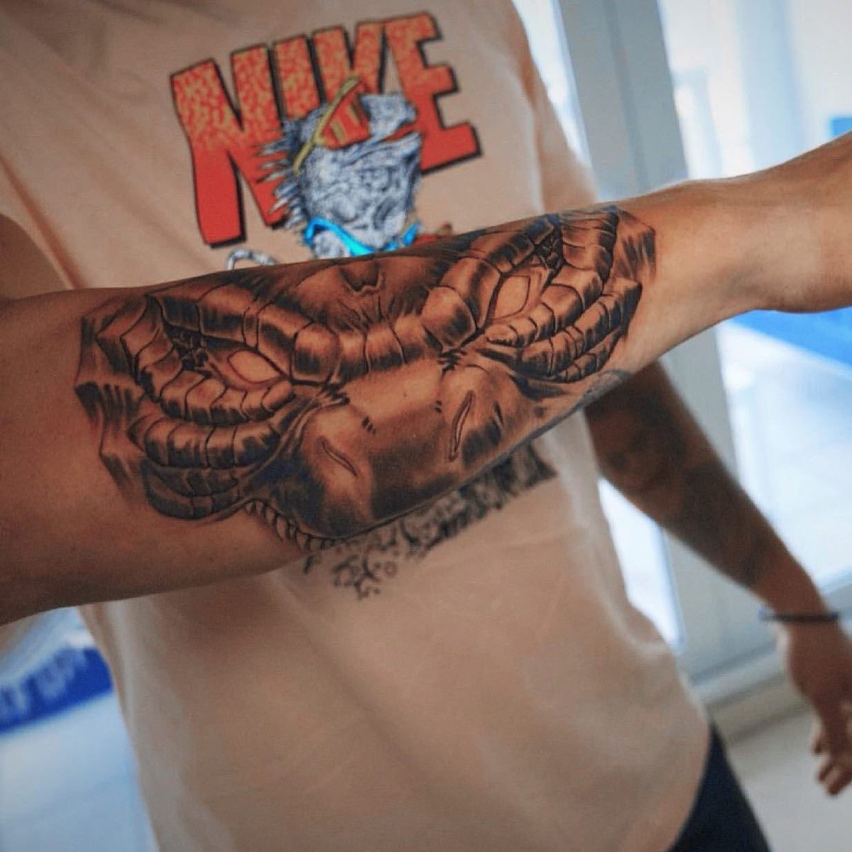 George Kittle of the San Francisco 49ers shows off his Joker tattoo Foto  di attualità  Getty Images