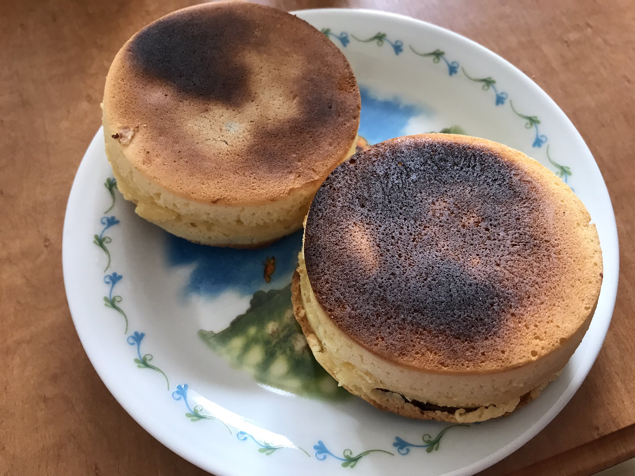 仁宇 ニュー ダイヤモンドハッピー 今日の朝御飯は今川焼きでした 百均で売ってた厚焼きホットケーキ型に生地とあんこを入れて 焼き 最後に全体なや焼き目をつけるためにオーブントースターで焼きました ワシらは今これの話をしとるんだぞ T