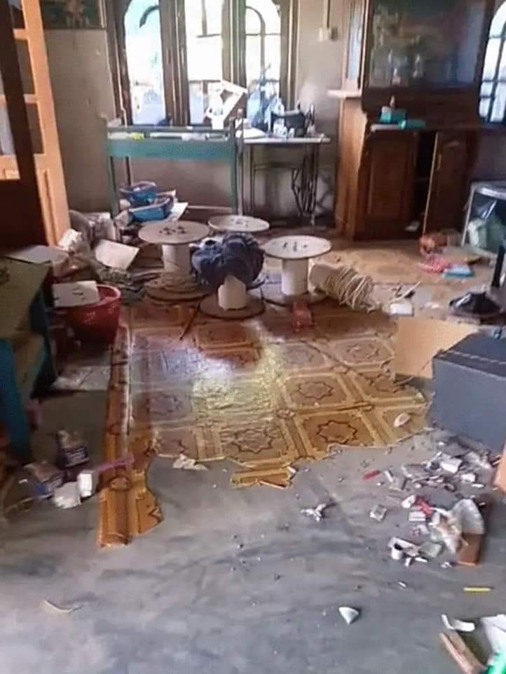 Ranjeeta_gr's tweet photo. On June 25, Military Terrorists beat & looted Civilians' property in the #Banbwe group in #Yinmarpin Township. Locals say they not only stole valuable 'gold and silver' but also destroyed the rest.
#GenocidalMilitary
#WhatsHappeningInMyanmar
#June26Coup https://t.co/uFeN4QhZZD