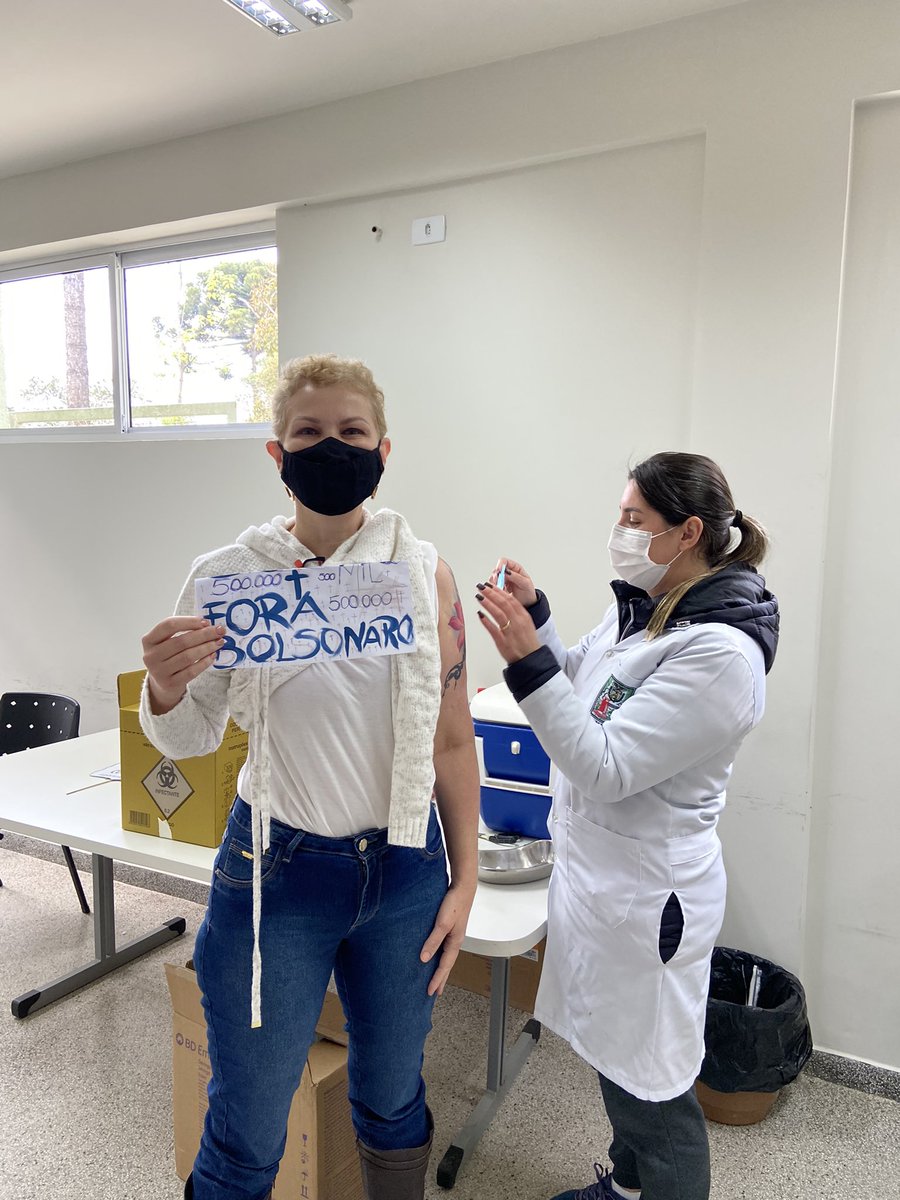 VVicelli's tweet photo. Postei foto pedindo saída do Bozo em outra rede e fui atacada por uma minoria! Como será aqui?#ForaBol卐onaroGenocida https://t.co/aEhQTFBI8t