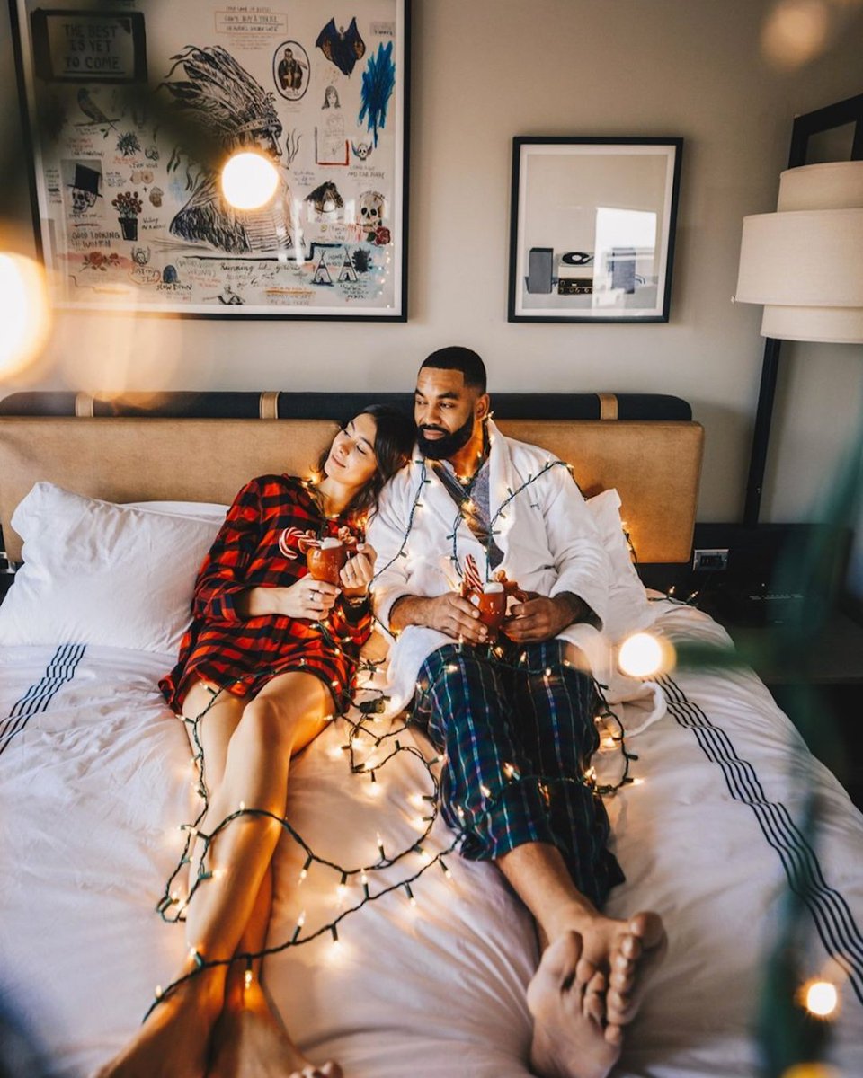 Welcome to our version of #fridaynightlights. ✨

#thompsonchicago #thompsonhotelchicago #hyatt #goldcoast #goldcoasthotels #chicagohotels #fridaynight #fridayvibes