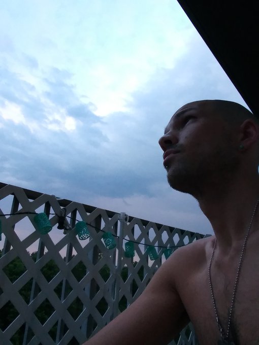 3 pic. Storm a'brewin.... So I brewed some coffee. ?? how's everyone's doon this evening?
#gay #gaytwitter