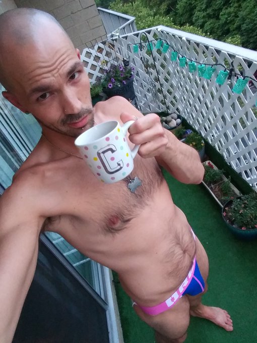 2 pic. Storm a'brewin.... So I brewed some coffee. ?? how's everyone's doon this evening?
#gay #gaytwitter