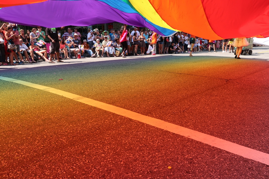 vancouverpride's tweet photo. #TooHotToHandle! ☀️ How are you staying cool this weekend? May we suggest making your #PridePlans while relaxing at the beach or chilling in a park? Tickets go on sale this Monday! https://t.co/ODfb97s6yZ https://t.co/S1N1lcfsp2