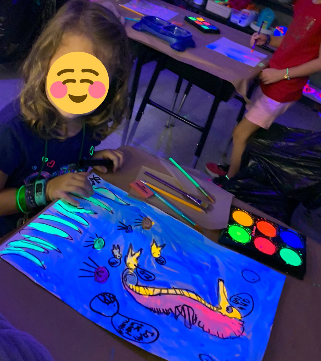 gakroenke's tweet image. Glowing seahorses today in #spsartworks @Sequiota  #spsexplore 🌊 Loving ❤️ these neon tempera cakes!
