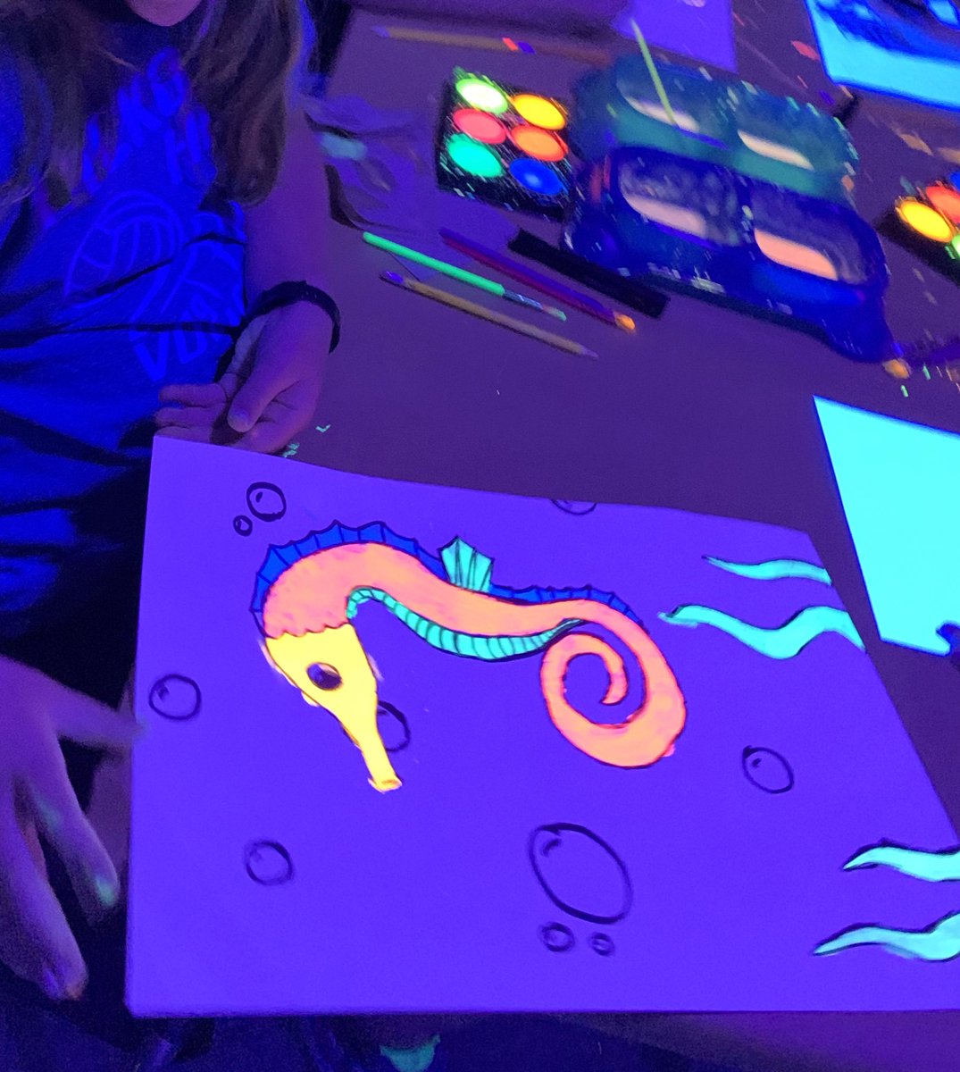 gakroenke's tweet image. Glowing seahorses today in #spsartworks @Sequiota  #spsexplore 🌊 Loving ❤️ these neon tempera cakes!