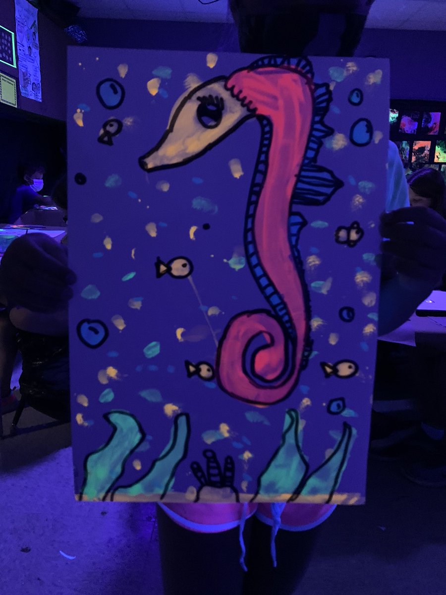 gakroenke's tweet image. Glowing seahorses today in #spsartworks @Sequiota  #spsexplore 🌊 Loving ❤️ these neon tempera cakes!